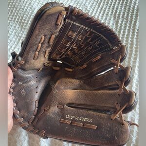 Easton Prowess PFP 1250 Fast Pitch Softball Glove Right Handed throw 12.5”
